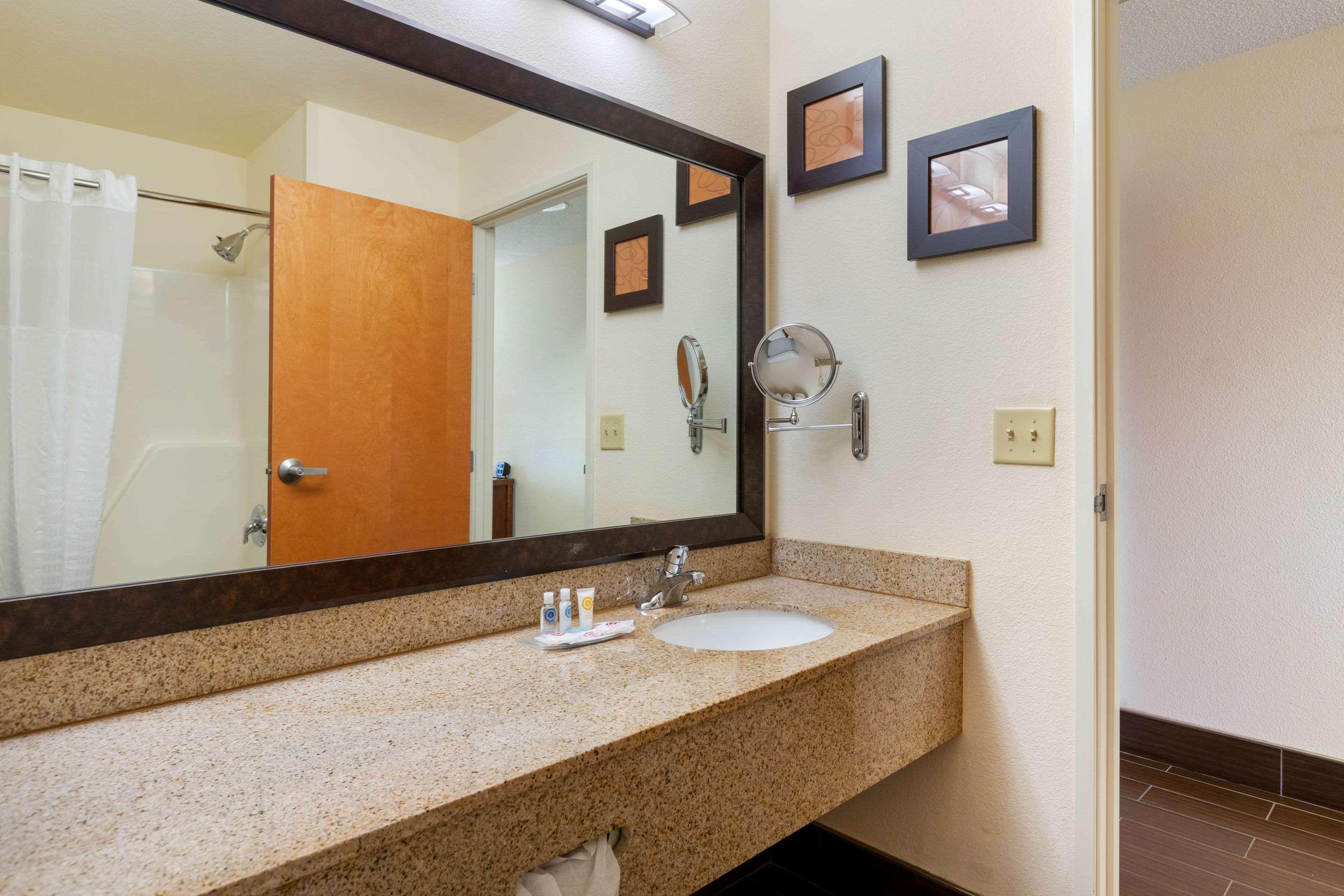 Comfort Suites Stevensville - St Joseph Екстер'єр фото